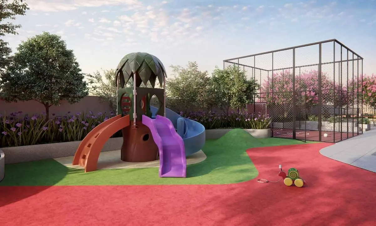 O playground com escorregadores roxo e vermelho sobre piso emborrachado e grama.