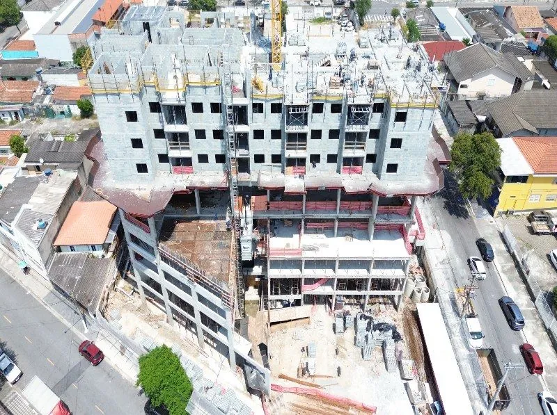 A obra vista de cima: a laje mais alta da torre, a base e as ruas em volta.