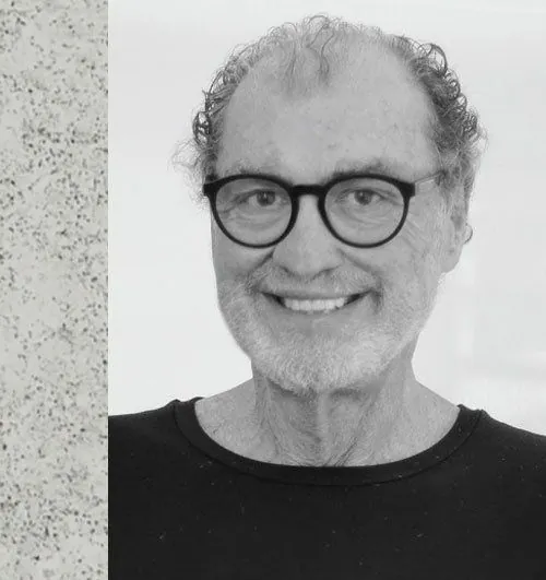 Retrato em preto e branco de Jonas Birger, de óculos e camiseta escura.