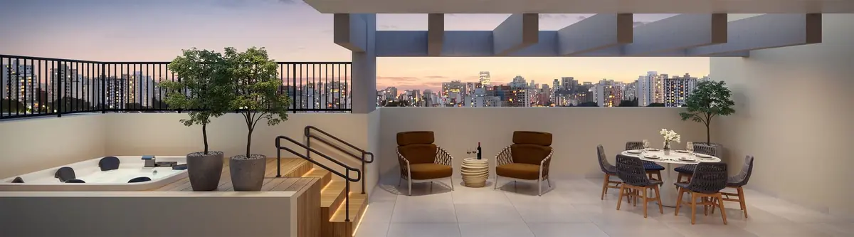 O terraço do duplex de 116 m², em vista larga: uma banheira de hidromassagem, poltronas e a mesa de jantar.