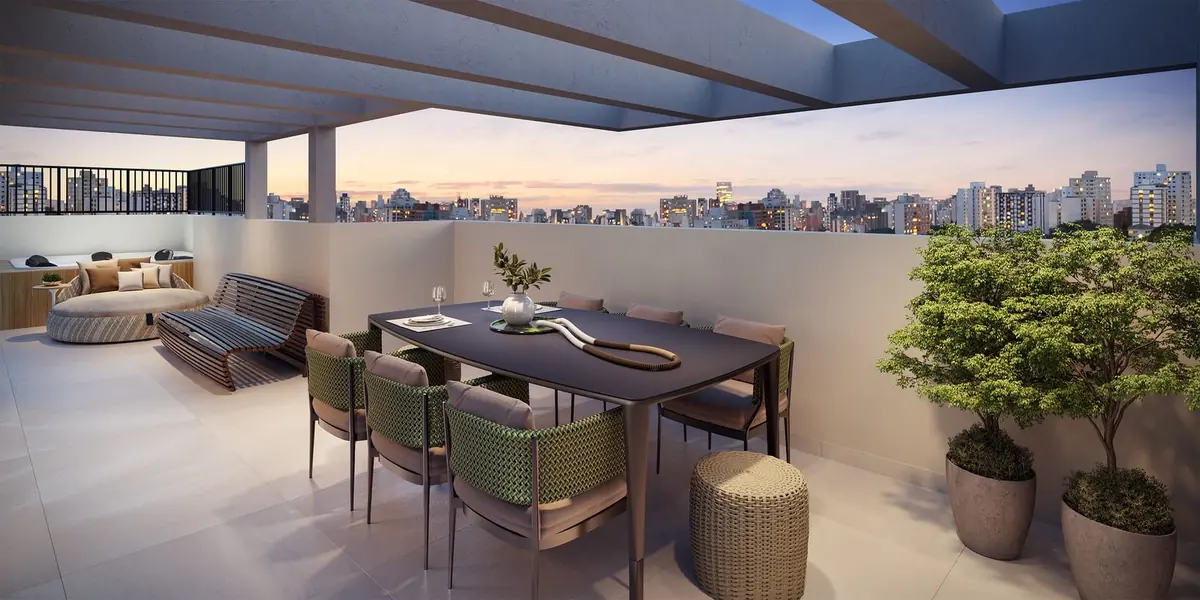 O terraço coberto do duplex de 167 m²: a mesa de jantar comprida, o sofá e vasos com árvores, com a cidade ao fundo.