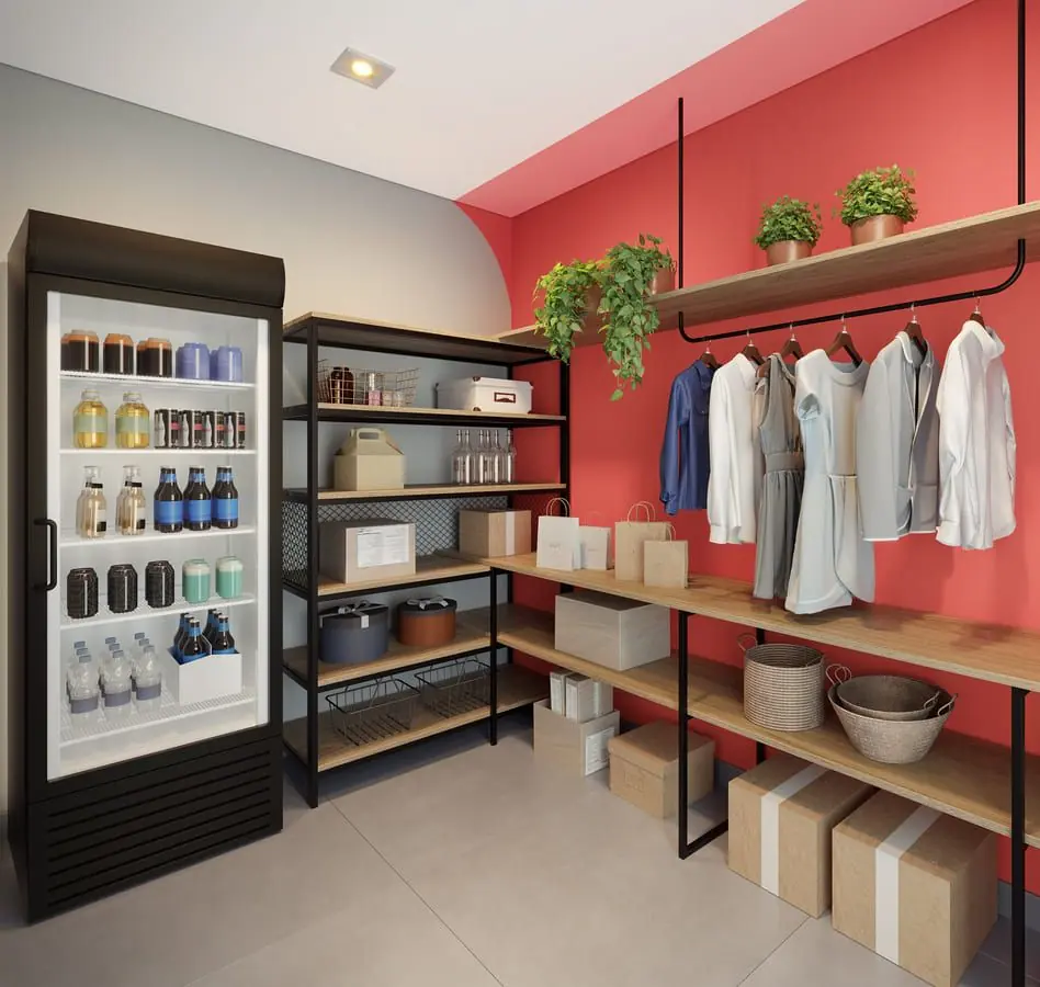 O espaço de delivery com uma geladeira, prateleiras de encomendas e um cabideiro de roupas.