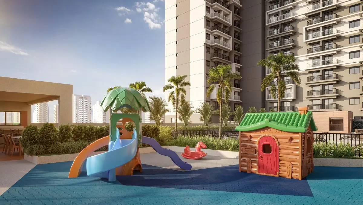 O playground com escorregador e casinha, sobre piso emborrachado.