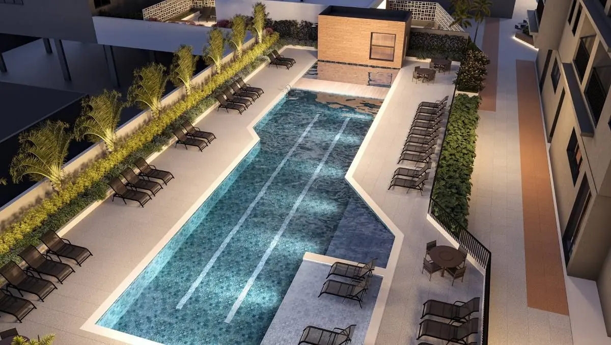 A piscina vista do alto, com as raias, o deck e as espreguiçadeiras ao lado.