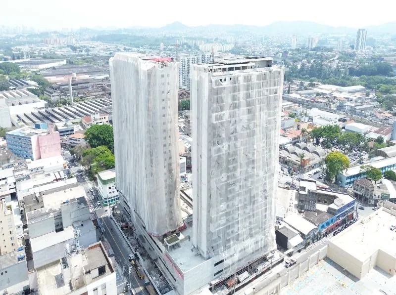 As duas torres em obra vistas do alto, com a cidade de Osasco em volta.