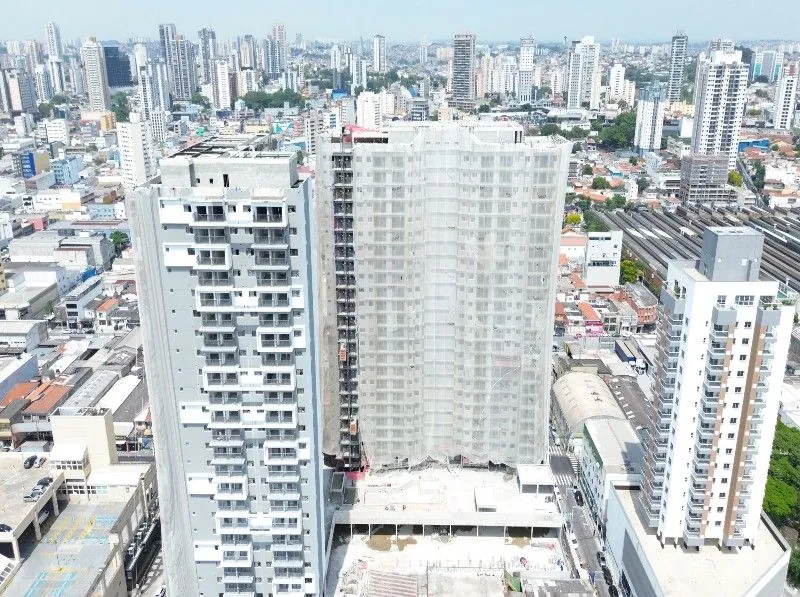 As duas torres em obra, de frente, com a estrutura quase no topo.