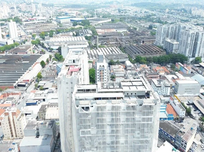 A obra vista do alto, com o embasamento do MOB Shopping e o centro de Osasco em volta.