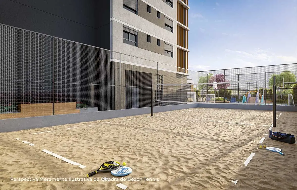 A quadra de beach tennis, de areia, ao pé da torre.