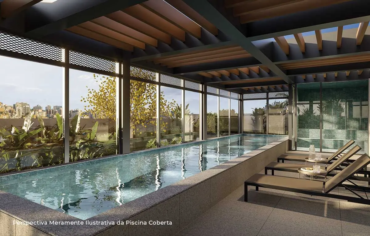 A piscina coberta, com a raia longa sob o forro de madeira e a parede de vidro para o jardim.