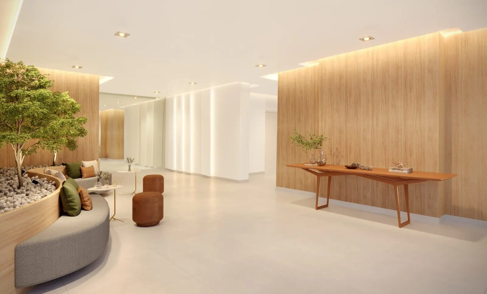 O lobby com piso claro, painel de madeira, jardim interno e poltronas.
