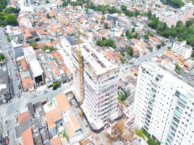 A obra vista do alto, entre as casas e os prédios da Vila Yara.